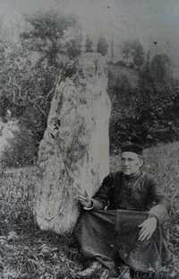 L'abbe Saint Sernin pres du menhir en 1900