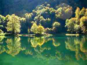 lac bethmale a l'automn cote montagne