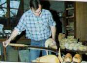 le sabotier en plein travail